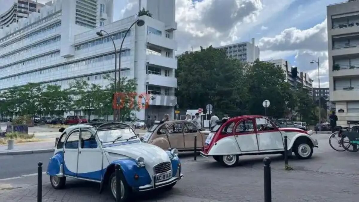 Pesona Super Keren Citroën 2CV Klasik Di Jantung Kota Paris